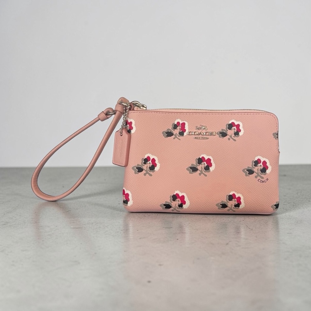 ✨NWOT - Coach Floral Corner Zip Wristlet✨